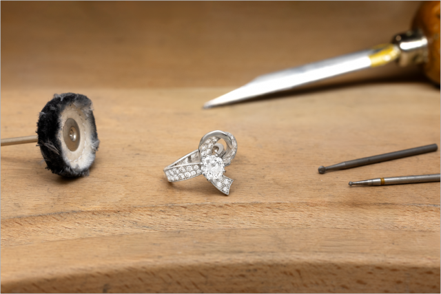 فن صناعة خاتم سوليتير Boucle من Van Cleef & Arpels