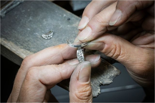 فن صناعة خاتم سوليتير Boucle من Van Cleef & Arpels
