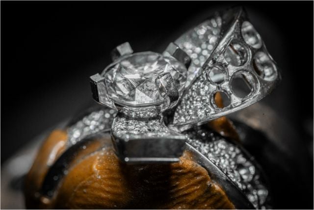 فن صناعة خاتم سوليتير Boucle من Van Cleef & Arpels