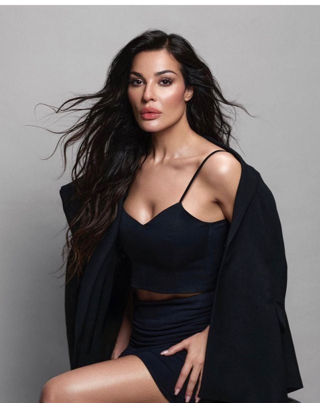 نادين نسيب نجيم بإطلالة جريئة مع البليزر
