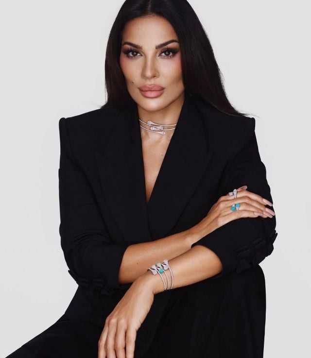 نادين نسيب نجيم بالبليزر بطابع كلاسيكي 