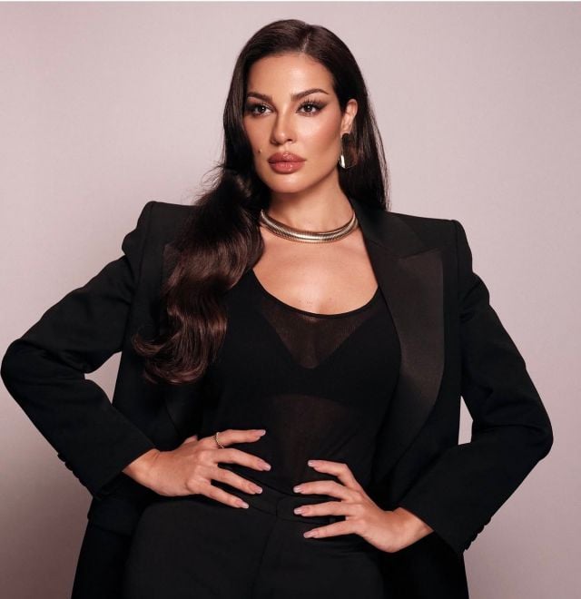 نادين نسيب نجيم تعتمد الأسلوب الشفّاف تحت البليزر