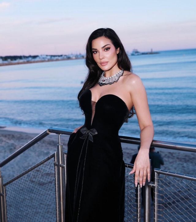 نادين نسيب نجيم بتصاميم ماسية بارزة 