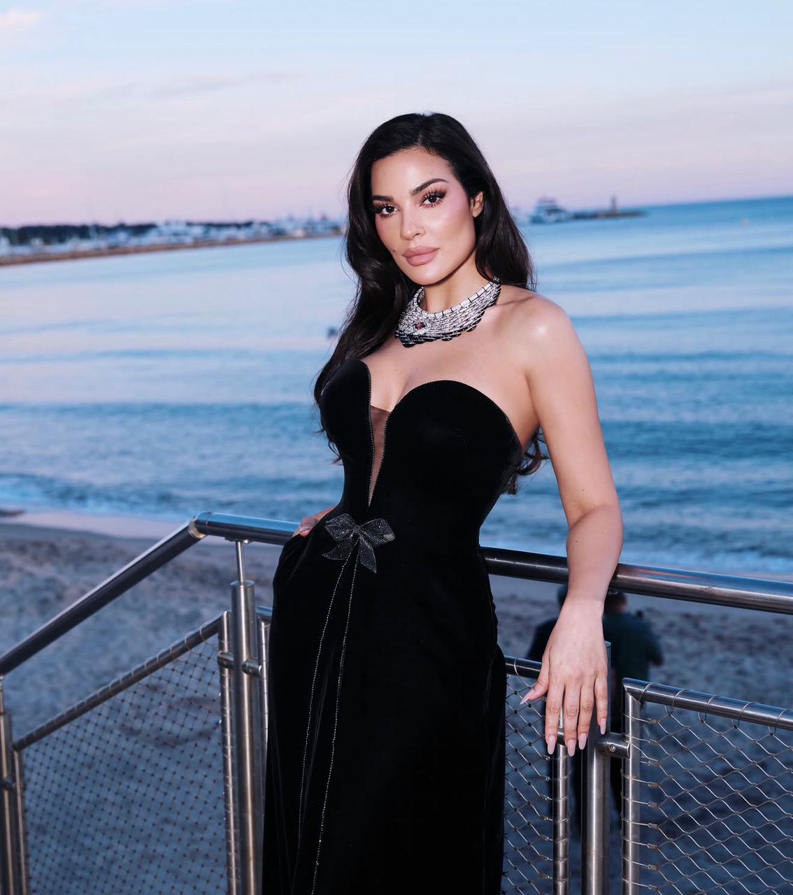 نادين نسيب نجيم بتصاميم ماسية بارزة 