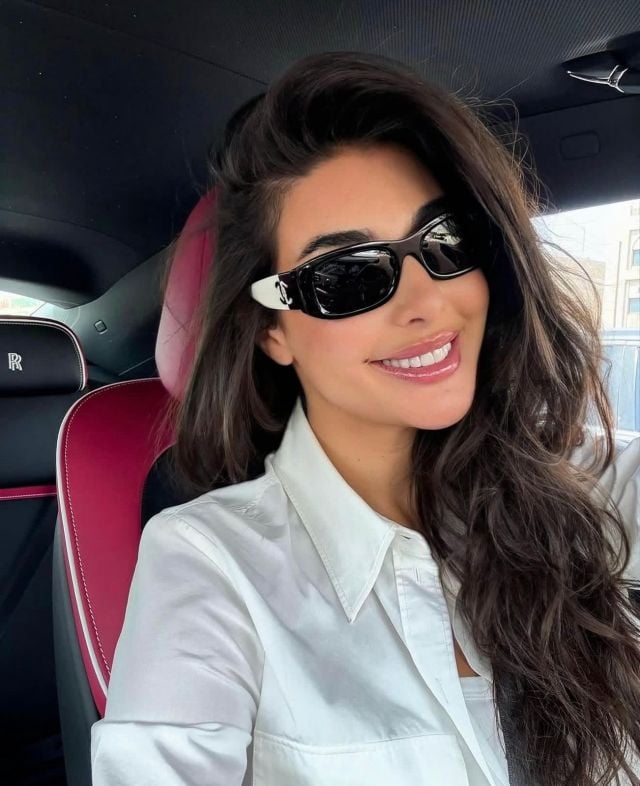 ياسمين صبري تعتمد النظّارات الشمسية البارزة 