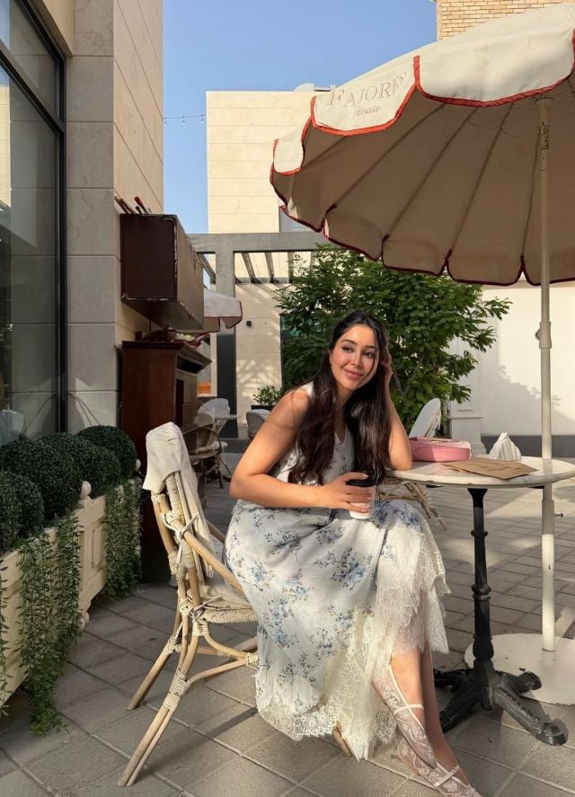 فستان أسيل عمران الأبيض المزين بالورود يلفت الأنظار