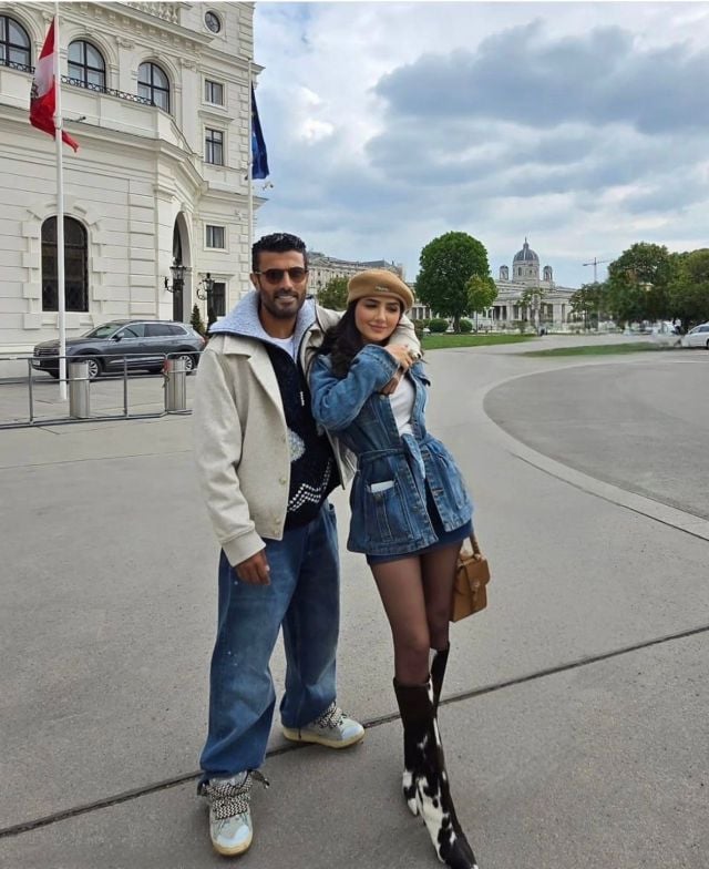 مي عمر بجاكيت الدنيم الطويل 