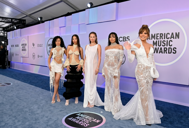 نجمات حفل amas 2026 بإطلالات باللون الأبيض