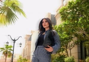 إلهام علي تتألق بالكاجوال الأنيق ببدلة مموجة