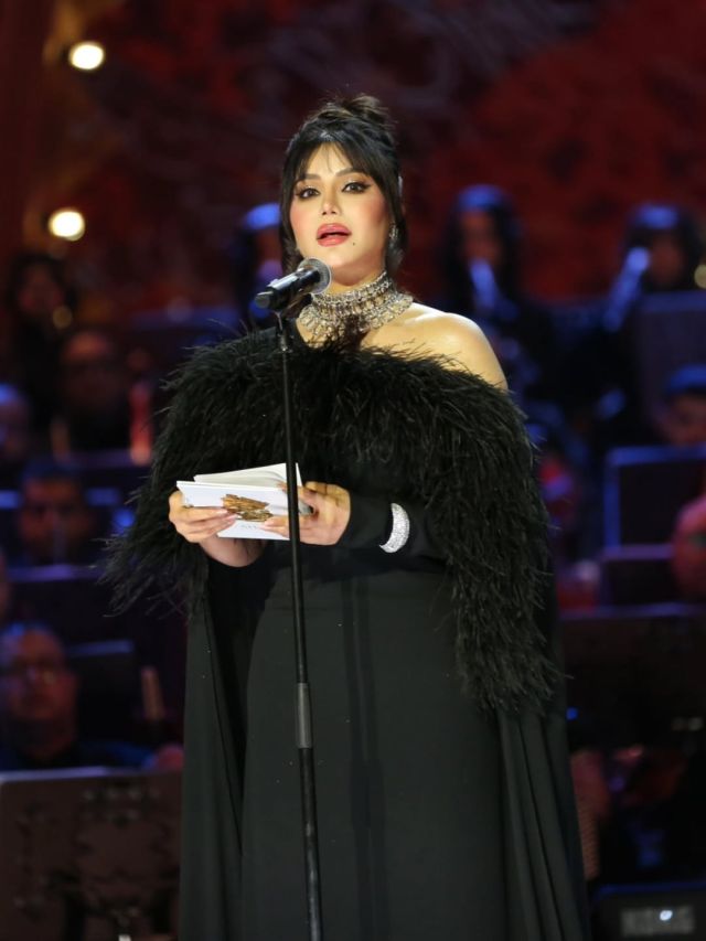 لجين عمران بفستان أسود وصيحة الريش