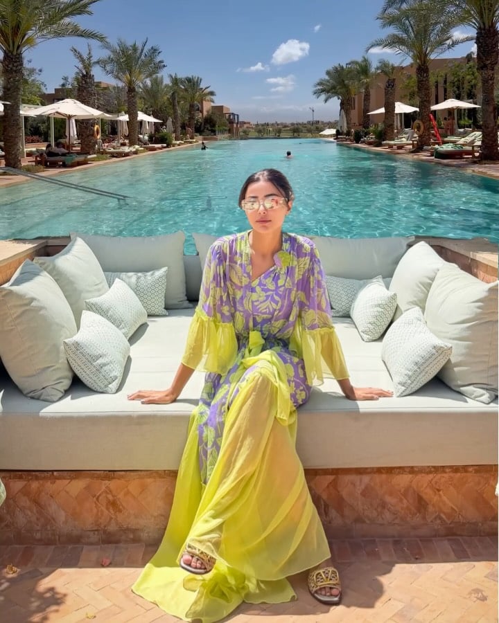 مهيرة عبد العزيز تتألق بقفطان أصفر وبنفسجي انسيابي في مراكش مهيرة عبد العزيز تتألق بقفطان أصفر وبنفسجي انسيابي في مراكش