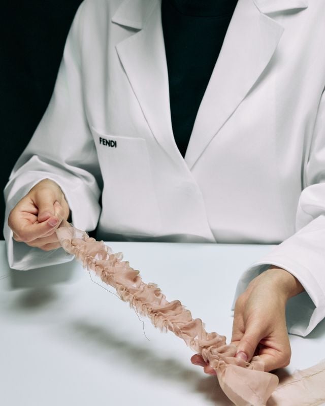 صور من كواليس إعداد أزياء FENDI للأزياء الراقية خريف/شتاء 2026-2027