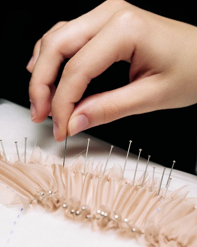 صور من كواليس إعداد أزياء FENDI للأزياء الراقية خريف/شتاء 2026-2027
