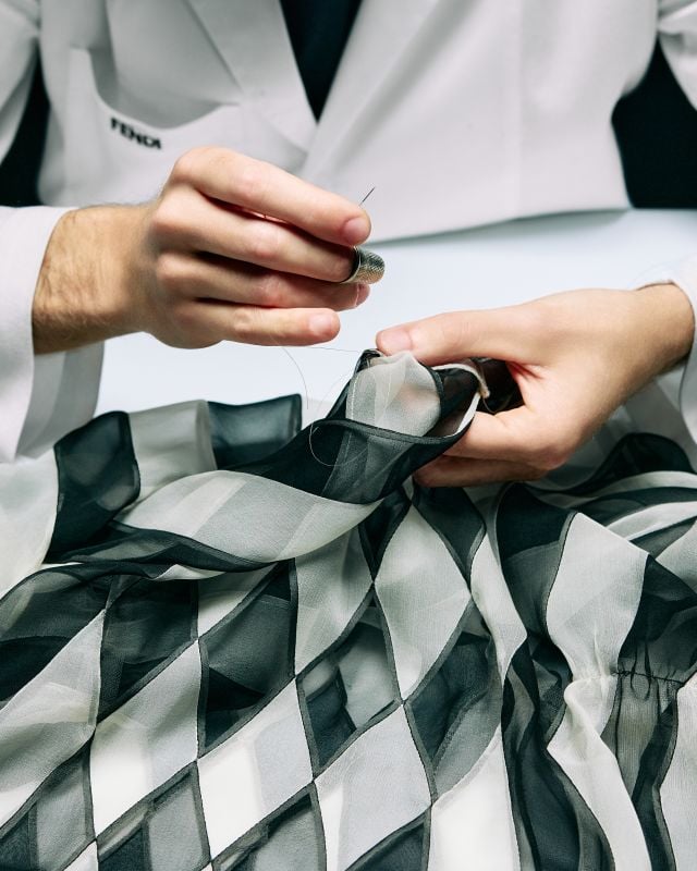 صور من كواليس إعداد أزياء FENDI للأزياء الراقية خريف/شتاء 2026-2027
