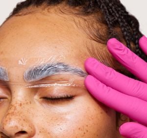 حواجب محددة وممشطة بإتقان من Benefit Cosmetics