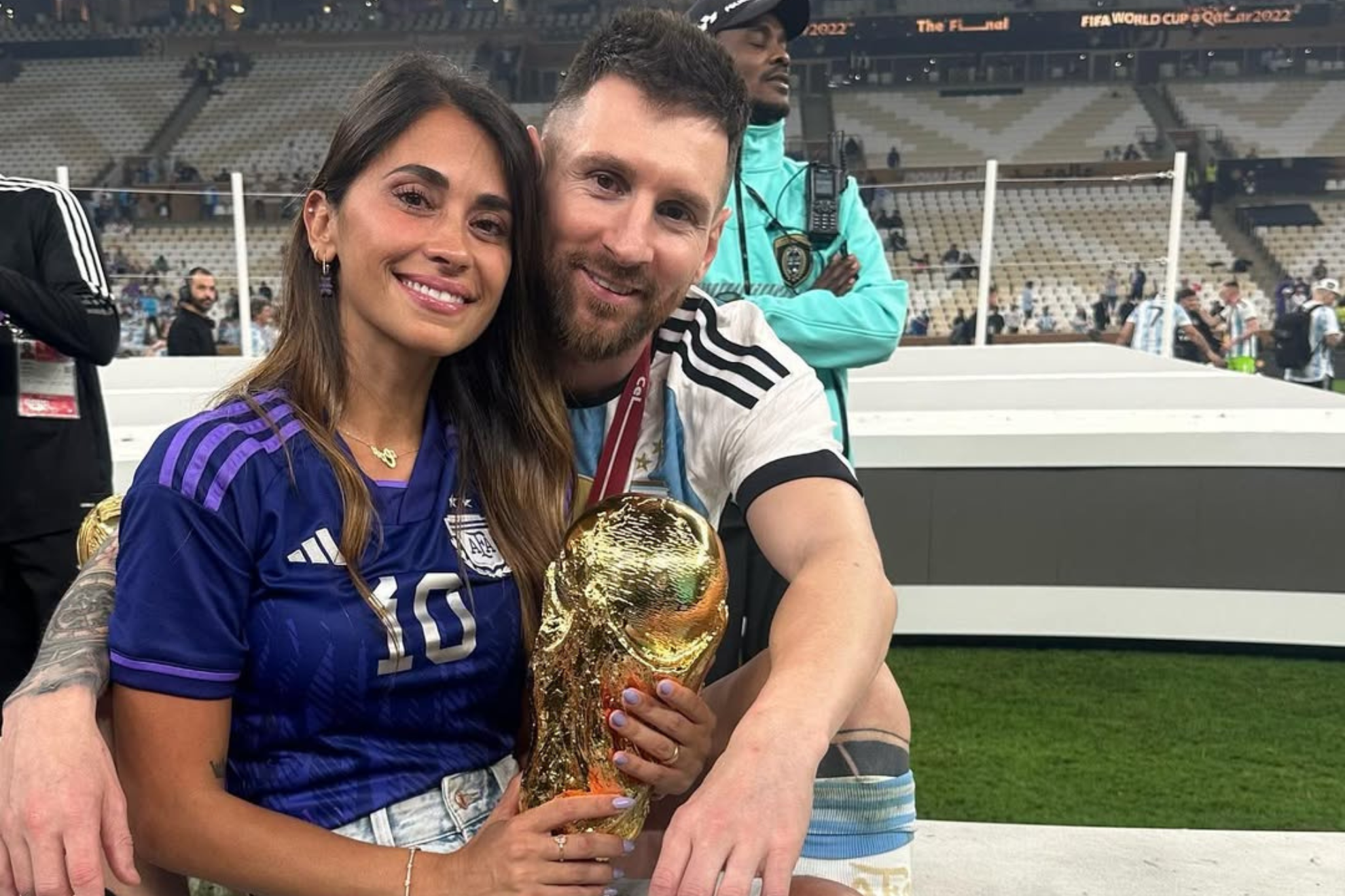 ليونيل ميسي وزوجته أنطونيلا روكوزو حين فاز بكأس العالم