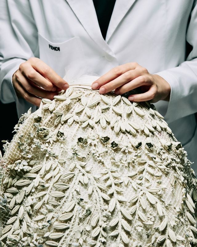 صور من كواليس إعداد أزياء FENDI للأزياء الراقية خريف/شتاء 2026-2027