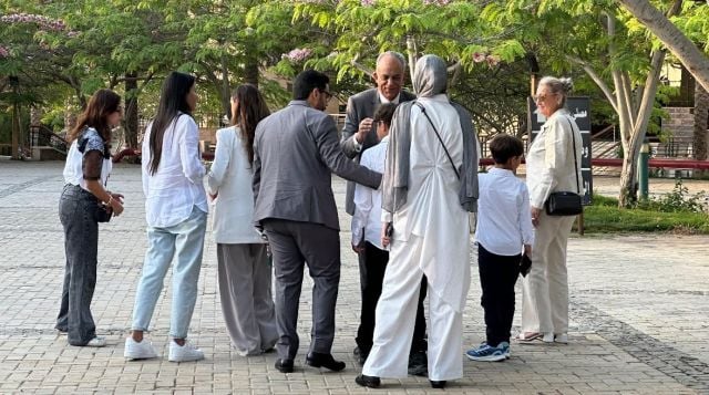 أسرة محمد مرزبان ترتدي الأبيض في عزائه