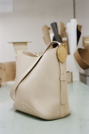 المهارة الحِرفية والتصميم المبتكَر وراء حقيبة Dior Medaillon
