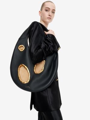 صيحة الفتحات في من مجموعة أزياء Schiaparelli ربيع/صيف 2026
