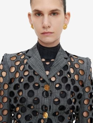 صيحة الفتحات في من مجموعة أزياء Schiaparelli ربيع/صيف 2026