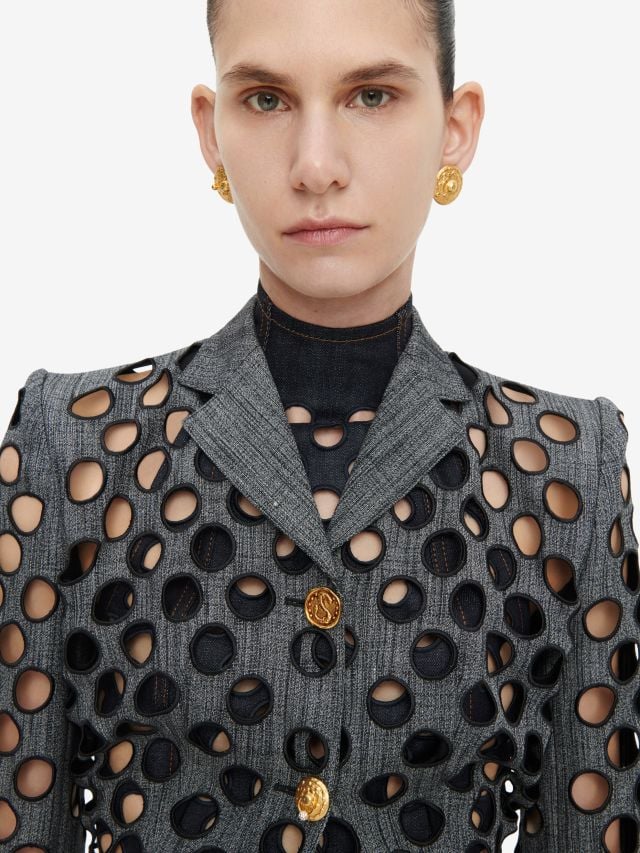 صيحة الفتحات في من مجموعة أزياء Schiaparelli ربيع/صيف 2026