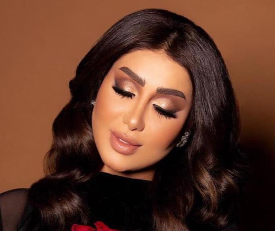 هنادي الكندري: مكياج العيون بالظلال اللامعة