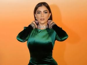 مي عمر توجّه التهنئة لياسمين عبد العزيز بفيلمها الجديد رغم المنافسة بينهما