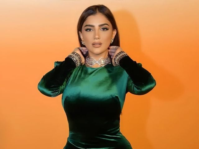 مي عمر توجّه التهنئة لياسمين عبد العزيز بفيلمها الجديد رغم المنافسة بينهما