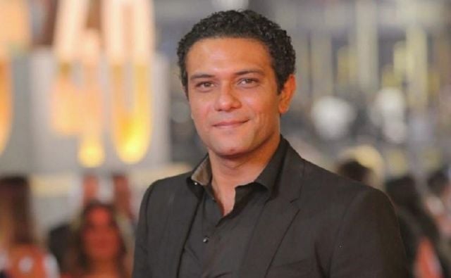 آسر ياسين يخوض مغامرة القفز الحر من الطائرة ويعلّق... (فيديو)