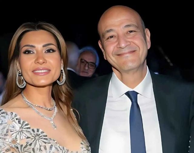 رومانسية عمرو أديب مع زوجته الجديدة تشعل مواقع التواصل (فيديو)