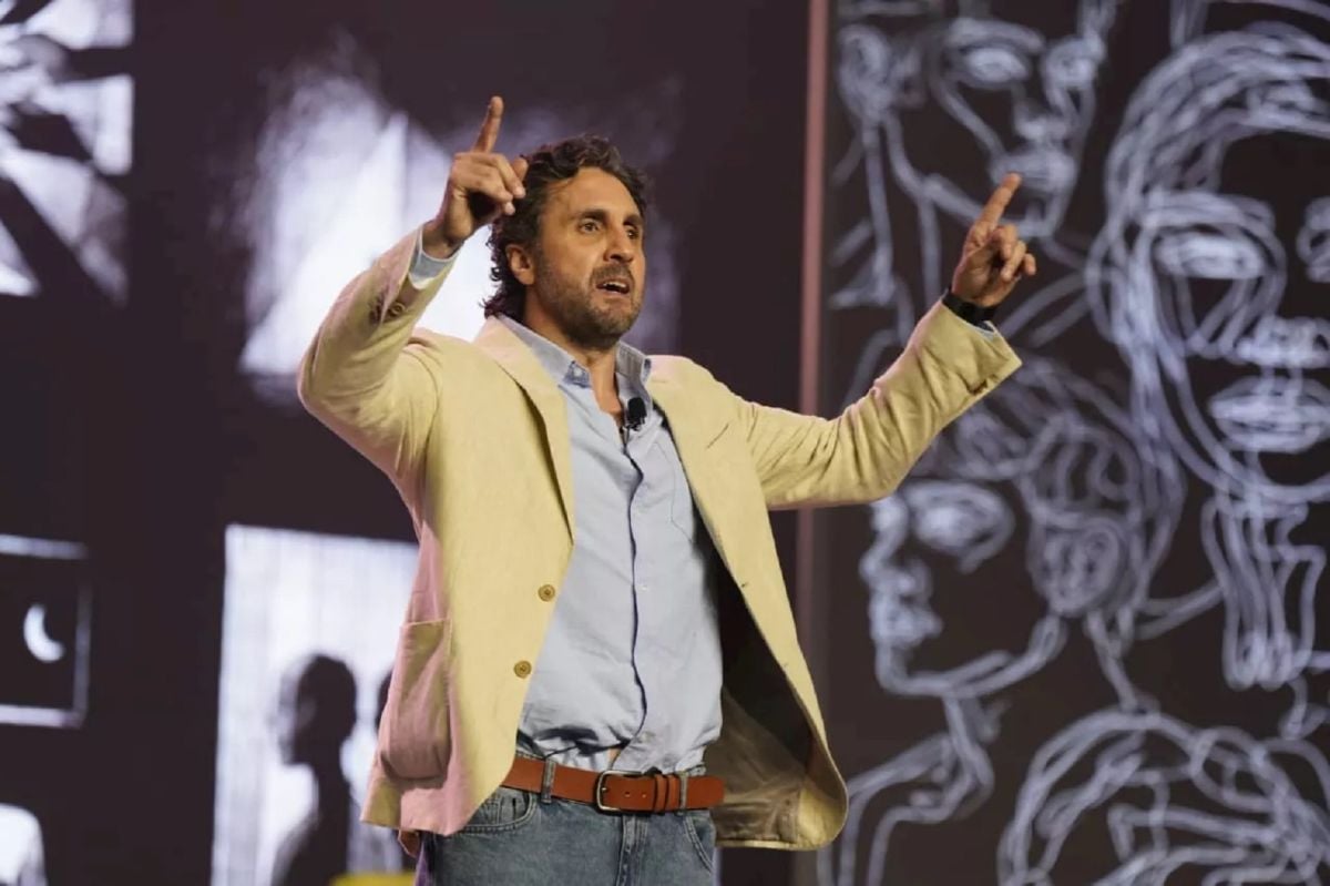 هشام ماجد يدعم المنتخب المصري بلافتة 