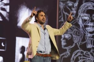 هشام ماجد يدعم المنتخب المصري بلافتة كامل العدد في افتتاح "خيال مريض" (صور)