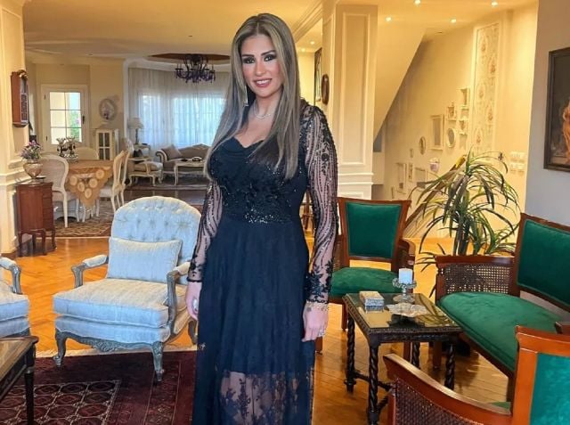 زوجة عمرو محمود ياسين تحتفل بإنجاز منتخب مصر رغم آلام السرطان
