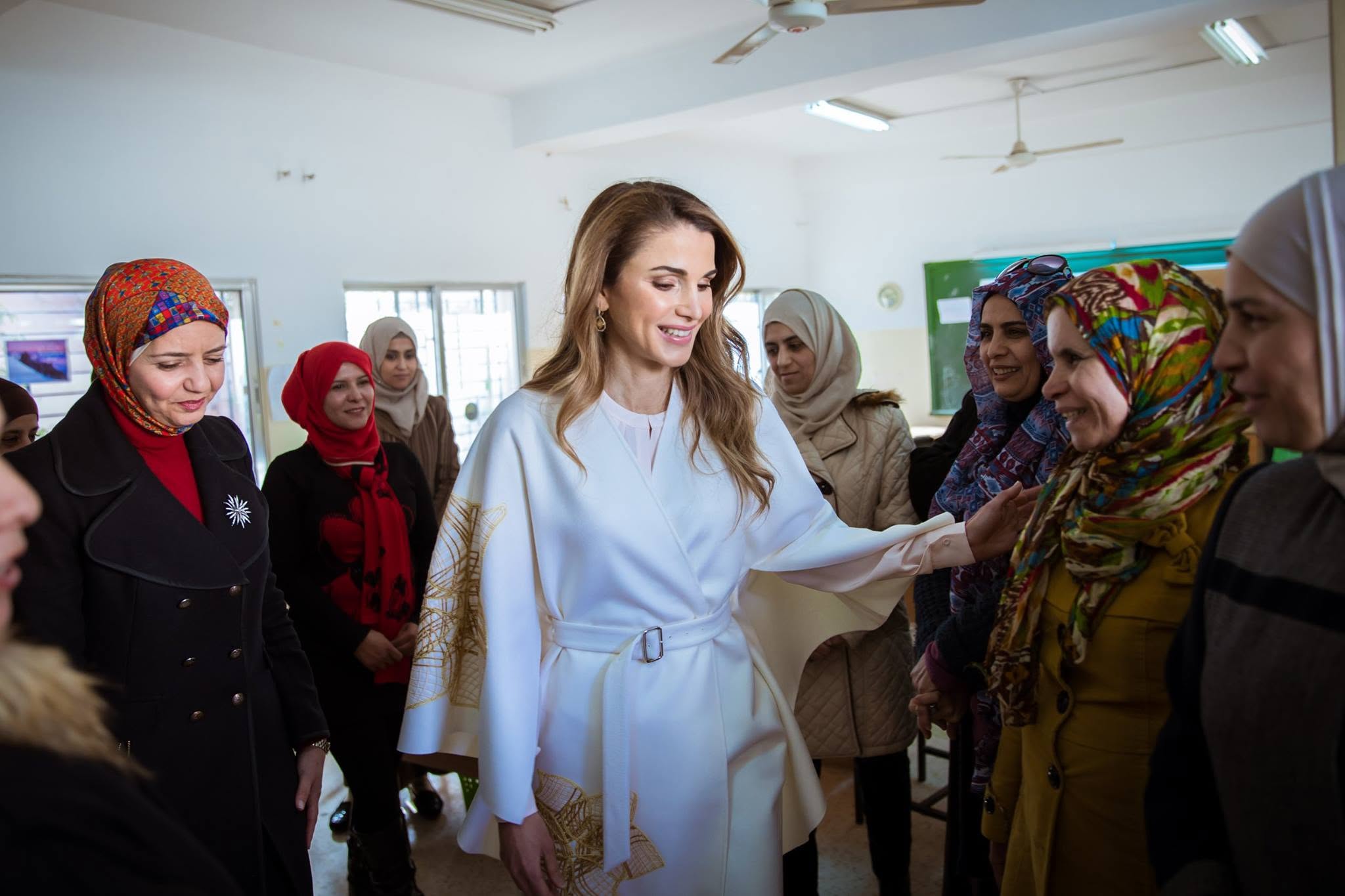 الملكة رانيا في زيارة مدرسية