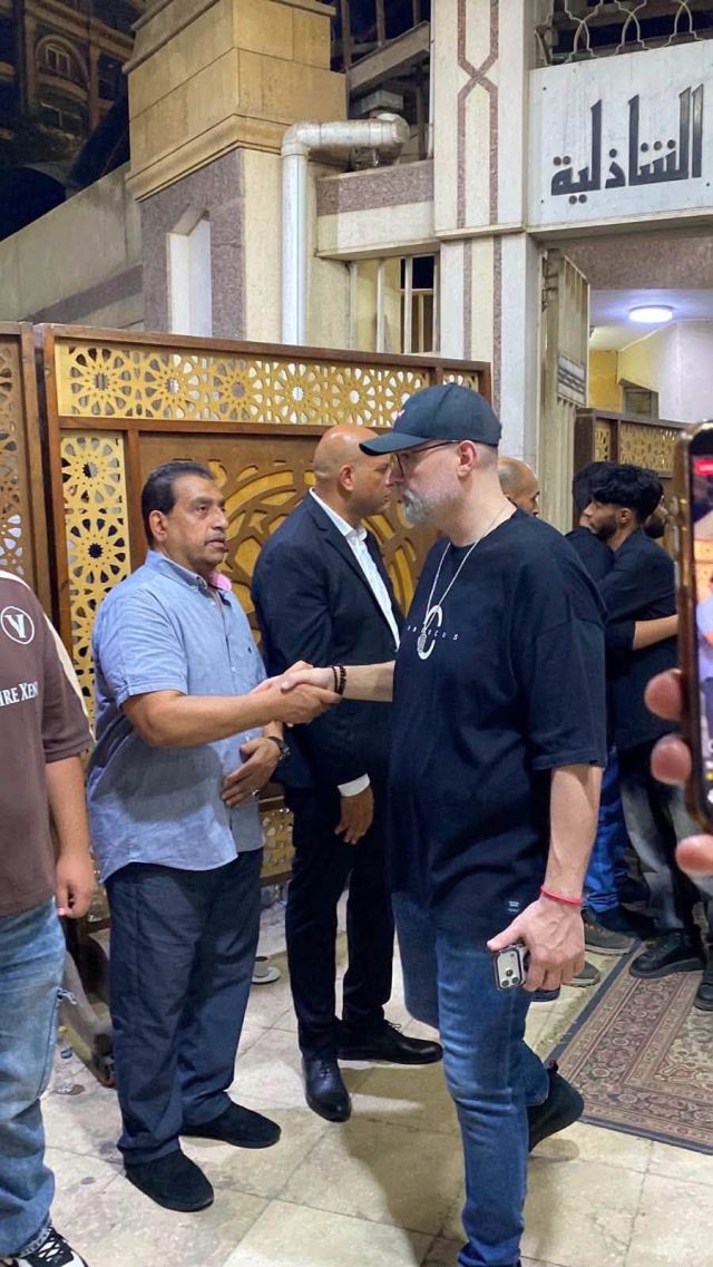 محمد محمود عبد العزيز يغادر العزاء وآثار الحزن على ملامحه