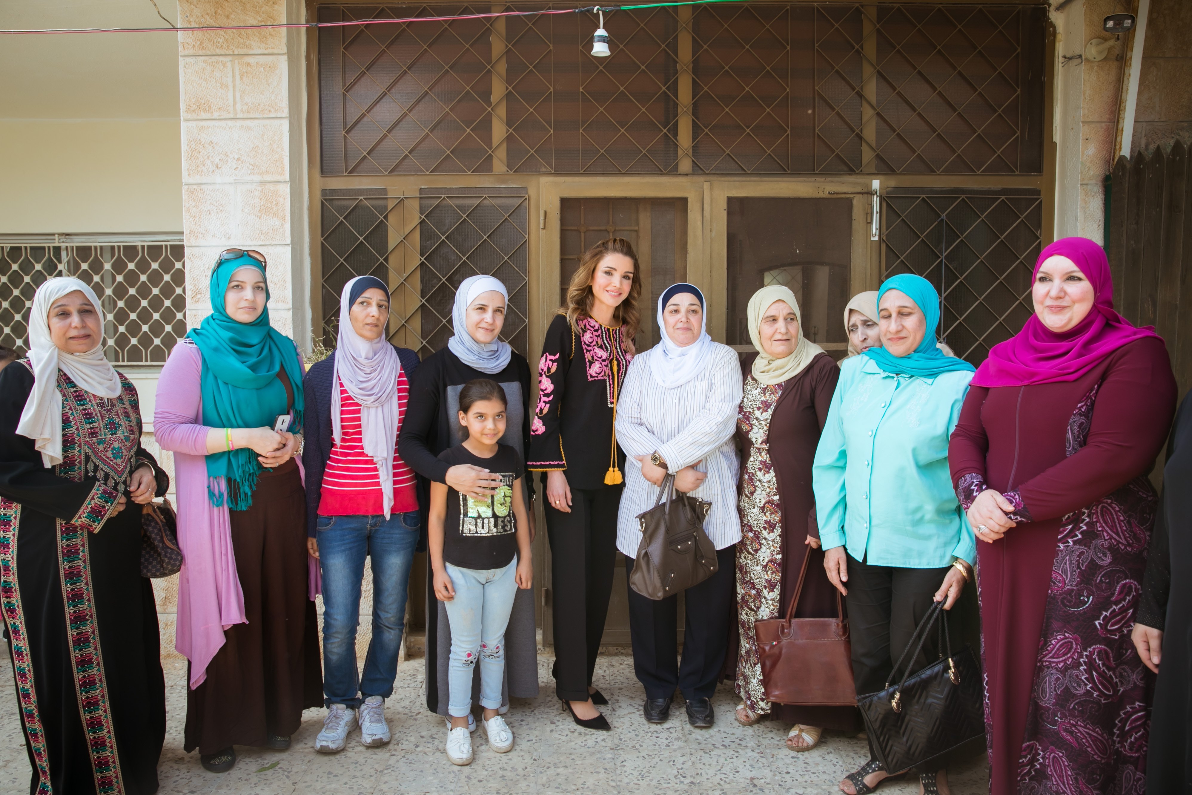 الملكة رانيا العبدالله في زيارة جمعية نسائية