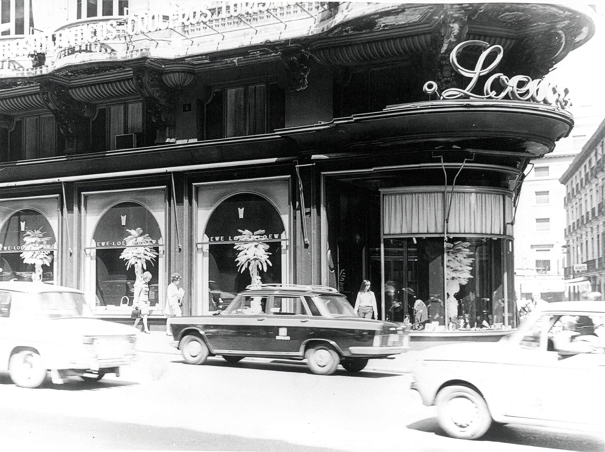 LOEWE store, Gran Vía, 8, Madrid, ca.1960, Window design by José Pérez de Rozas. LOEWE store, Gran Vía, 8, Madrid, ca.1960, Window design by José Pérez de Rozas.