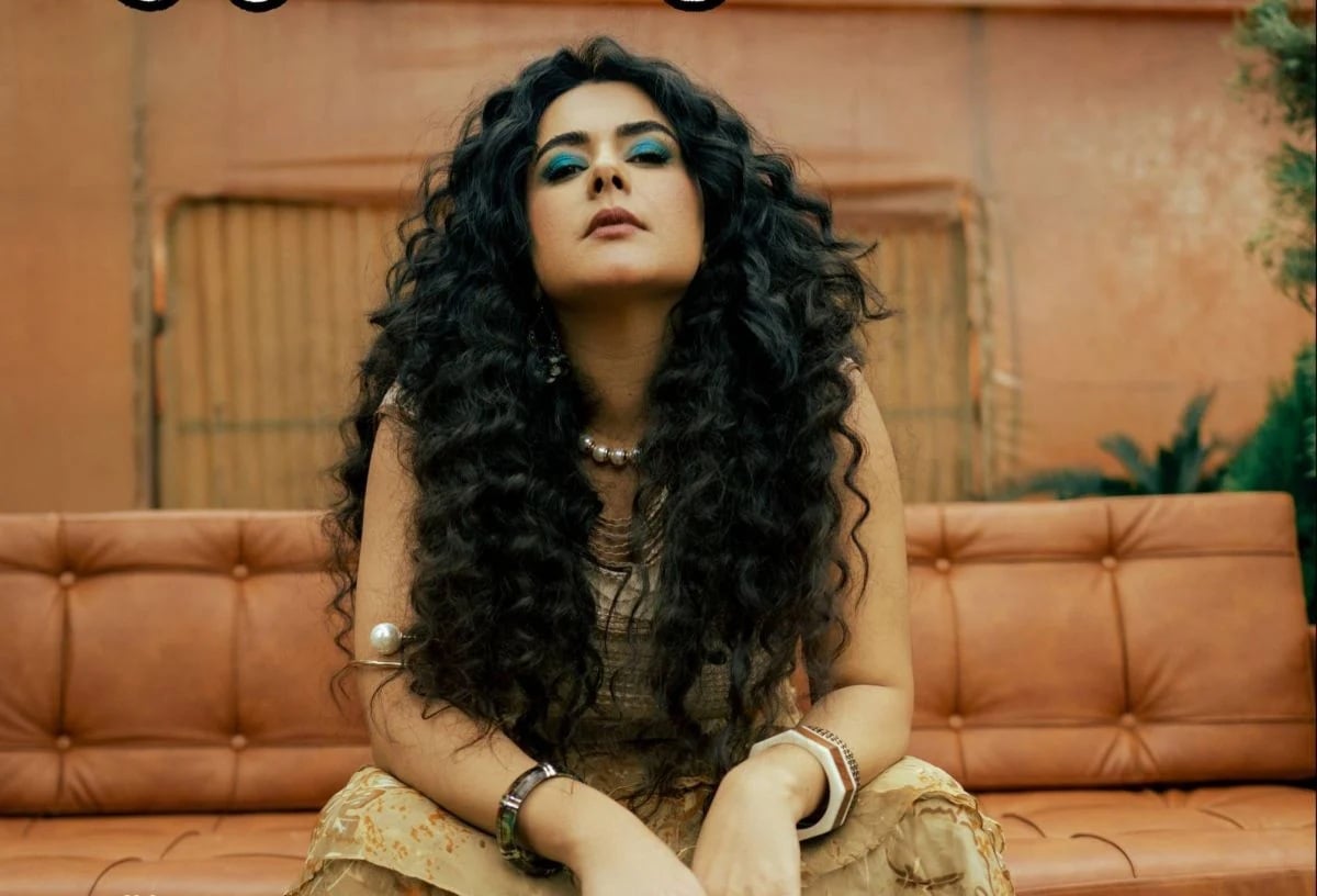 دينا الوديدي في أحد كليباتها دينا الوديدي في أحد كليباتها الغنائية