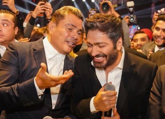 تامر حسني يرد للمرة الأولى على جدل ترتيب الأعلى استماعاً مع عمرو دياب