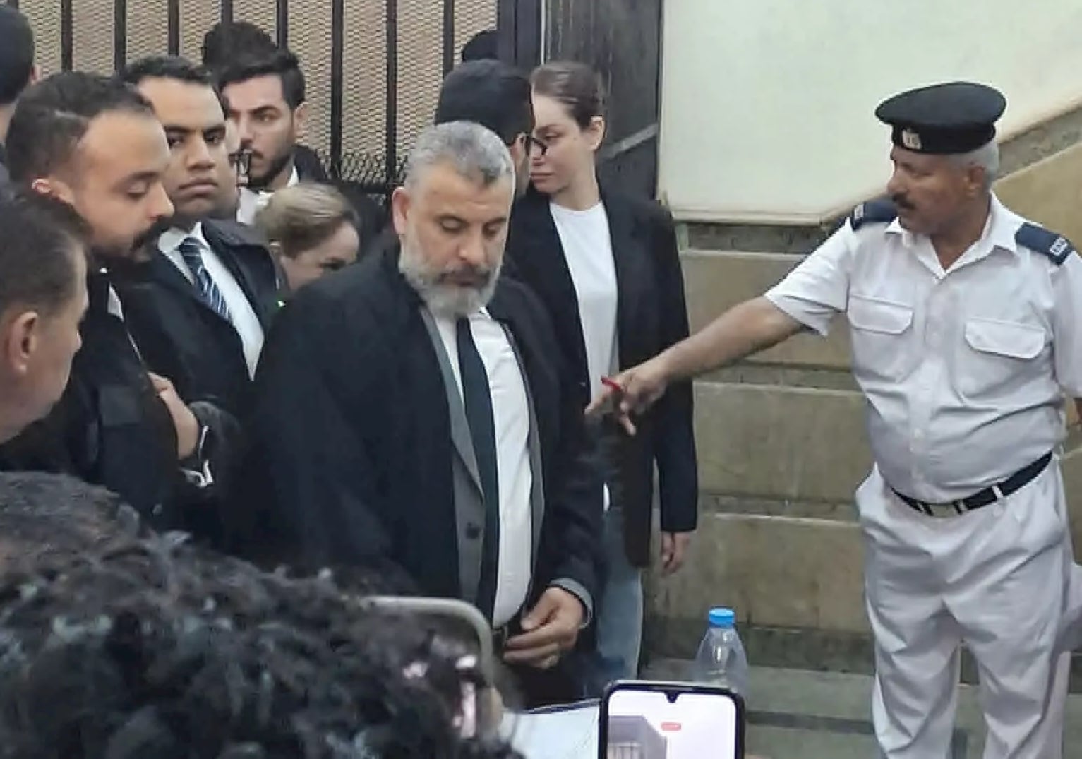 جيهان الشماشرجي في المحكمة مع محاميها