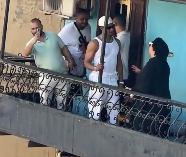 محمد رمضان مع سيدة في شرفة منزلها