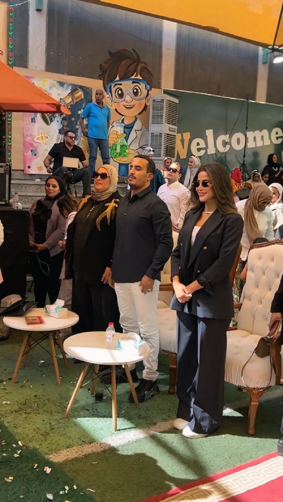 يارا السكري مع مدرسي المدرسة في حفل تكريمها