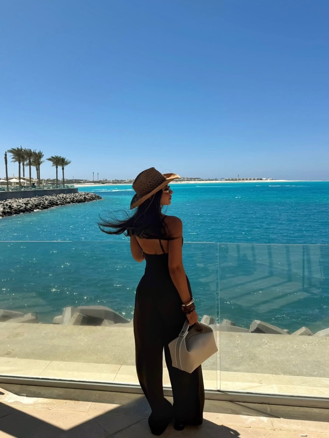 إطلالة ياسمين قطامي من الخلف