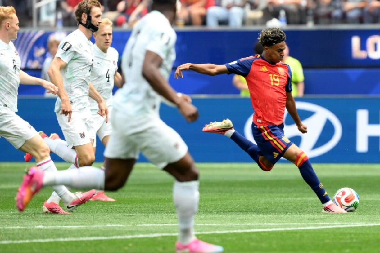لامين في مباراة النمسا ضد إسبانيا لامين في مباراة النمسا ضد إسبانيا