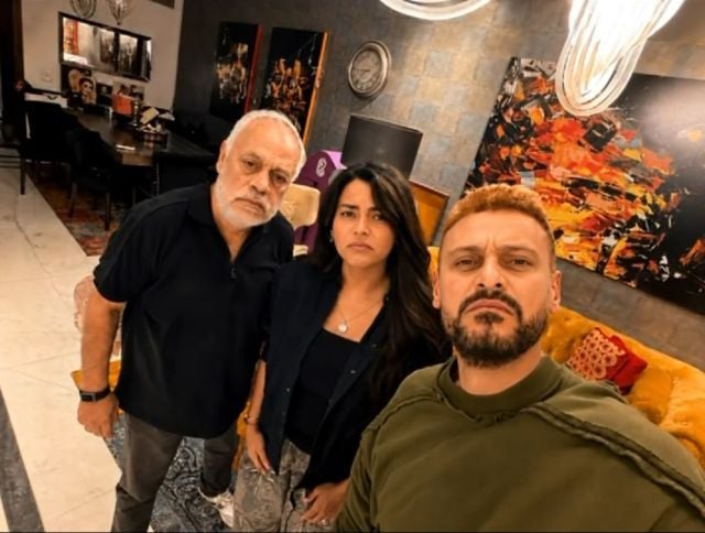 أسماء جلال ورامز جلال في جلسة صلح في منزل أشرف زكي