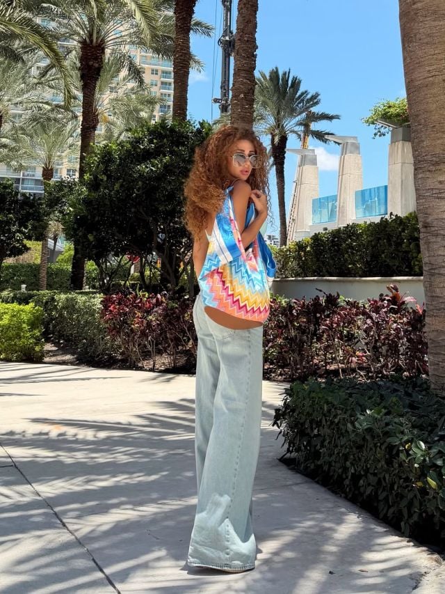 ميريام فارس تحمل حقيبة حقيبة بوهيمية