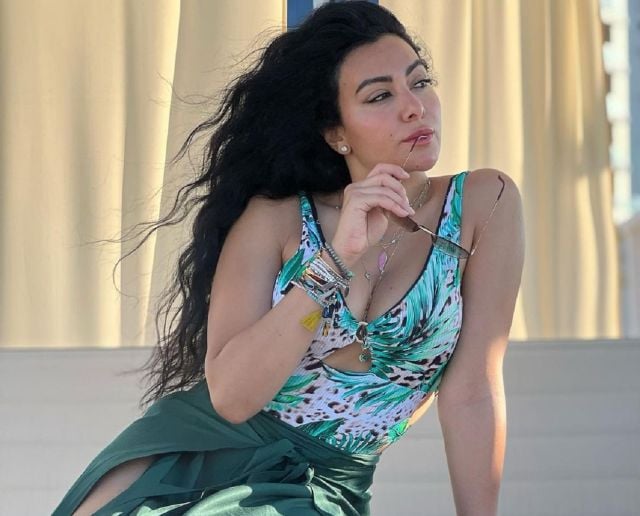 ميرهان حسين تعلن عن عودتها الى الغناء بعد سنوات من الغياب (فيديو)