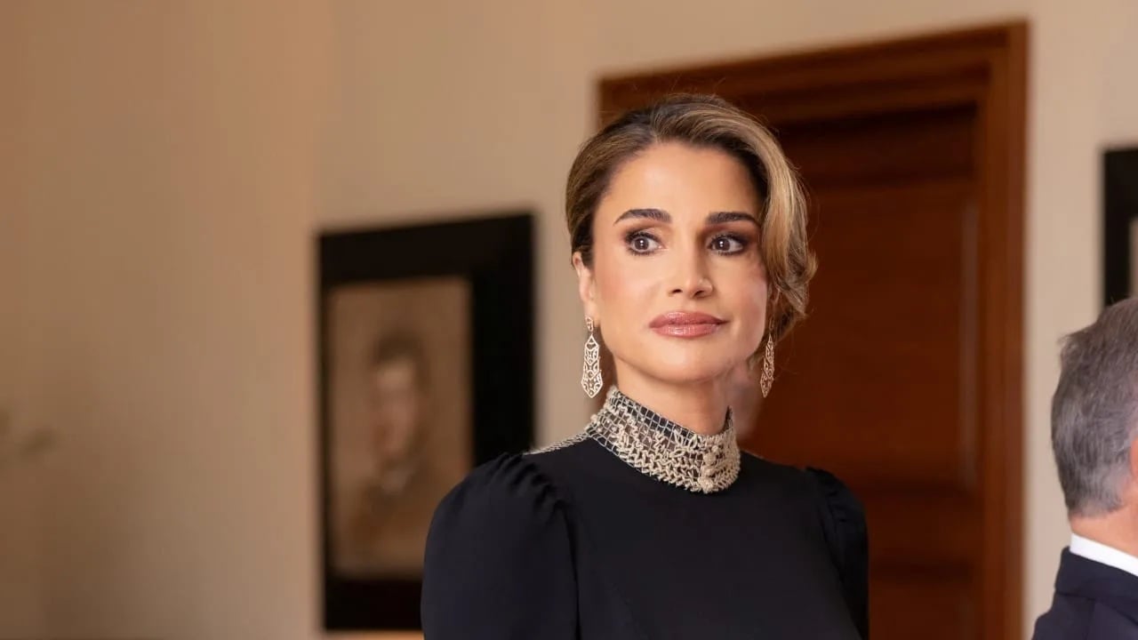 الملكة رانيا في لقطة مقربة بشفاه نيود الملكة رانيا في لقطة مقربة بشفاه نيود