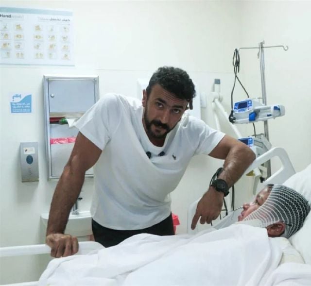 أحمد العوضي مع الطفل يوسف